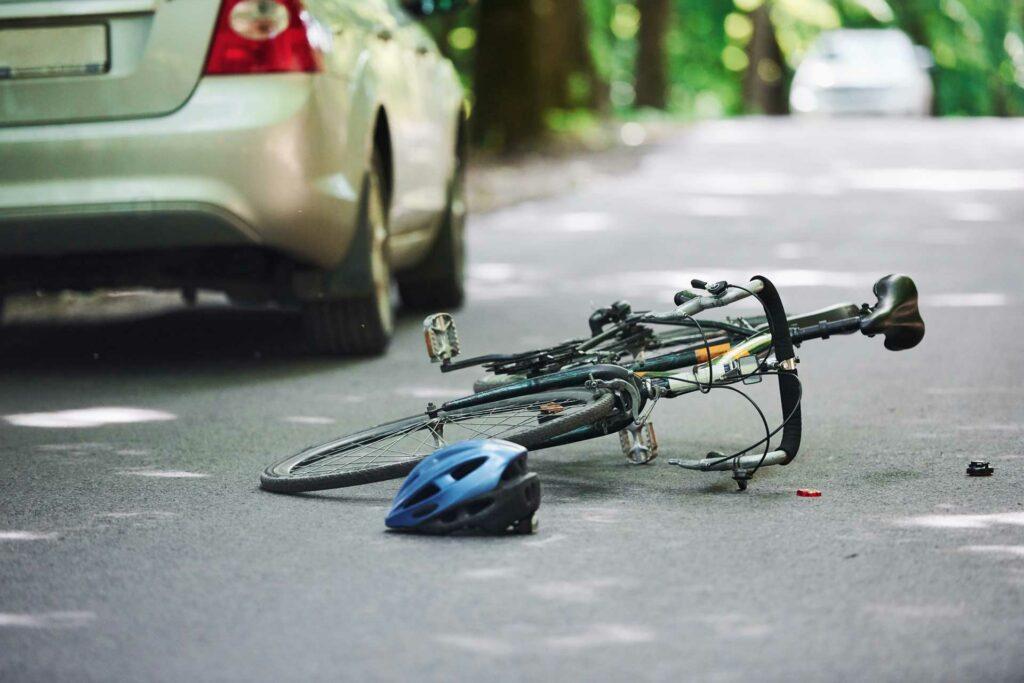 Vélo et couleur argent accident de voiture sur la route à la forêt pendant la journée